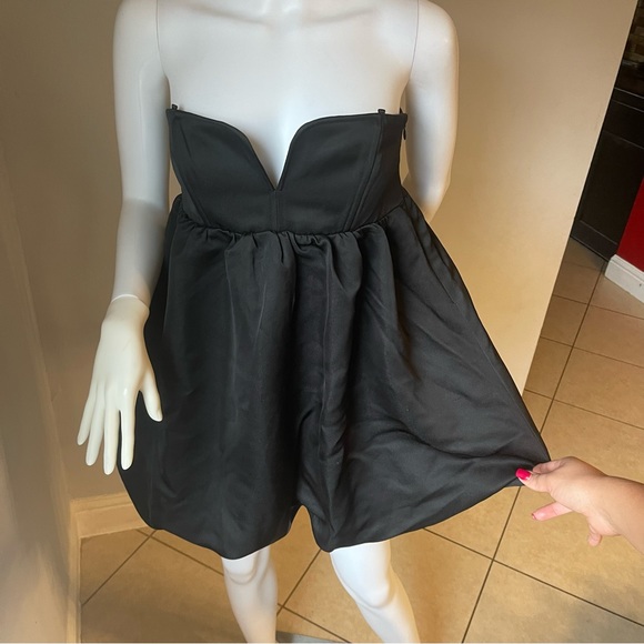 New Women’s black mini dress
Size Medium
New with tags
Straps can be attached - Picture 7 of 10